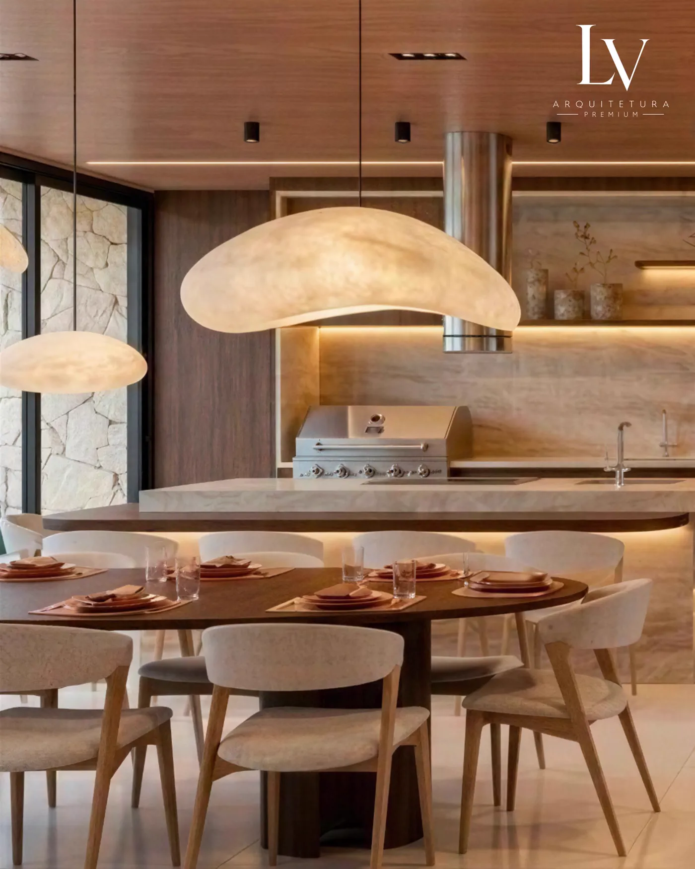Cozinha com teto de madeira, bancada de mármore e luminárias em forma de nuvem