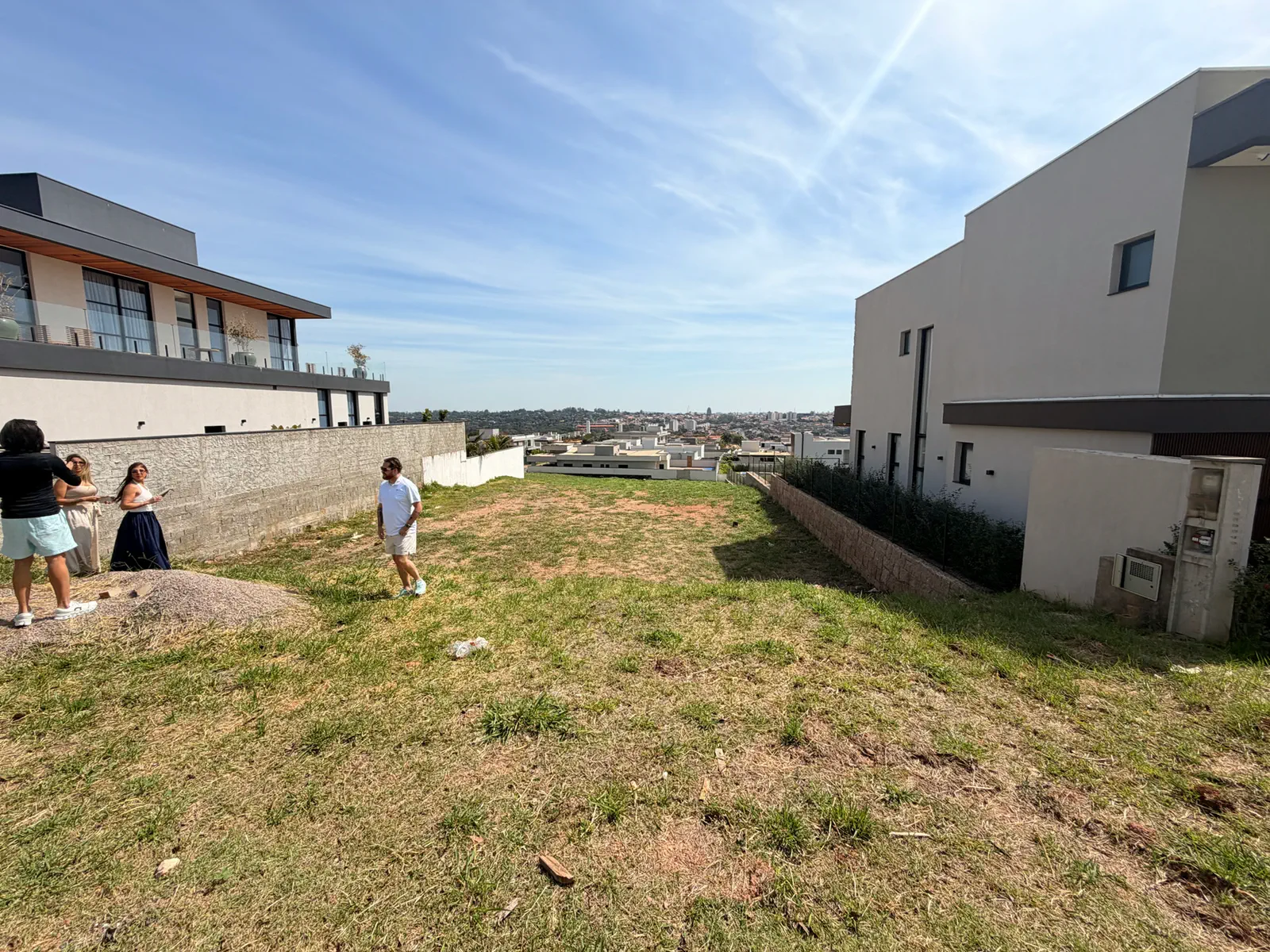 Terreno em aclive, ainda vazio, com vista para a cidade